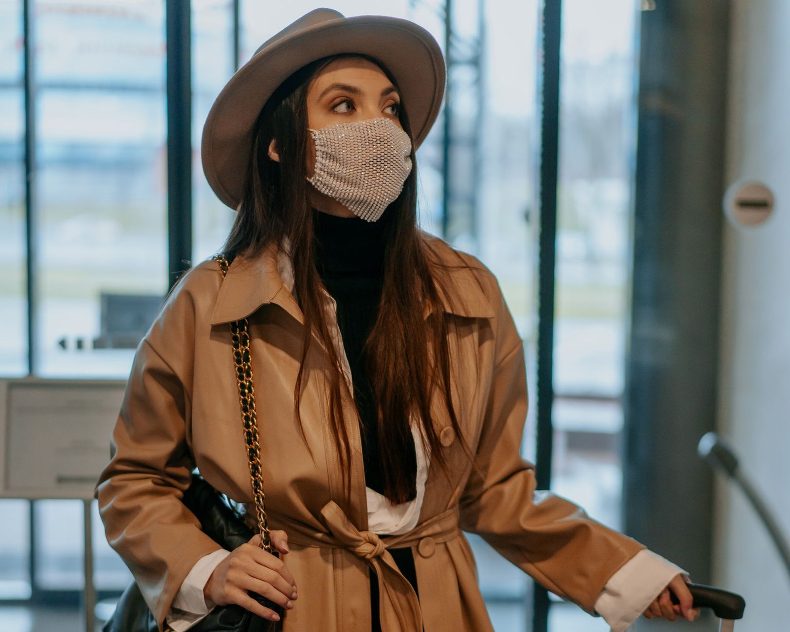Trench coat women fashion airport travel chic comfortable elegant