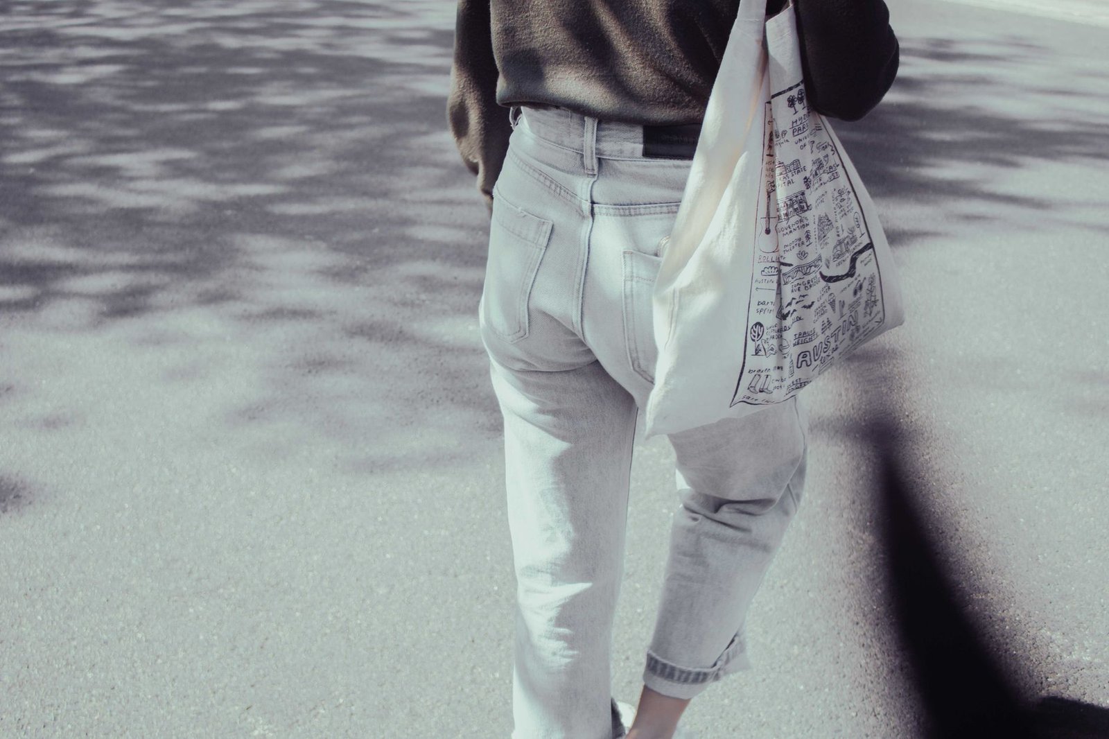 Museum tote bag and colourful layered art hoe outfit