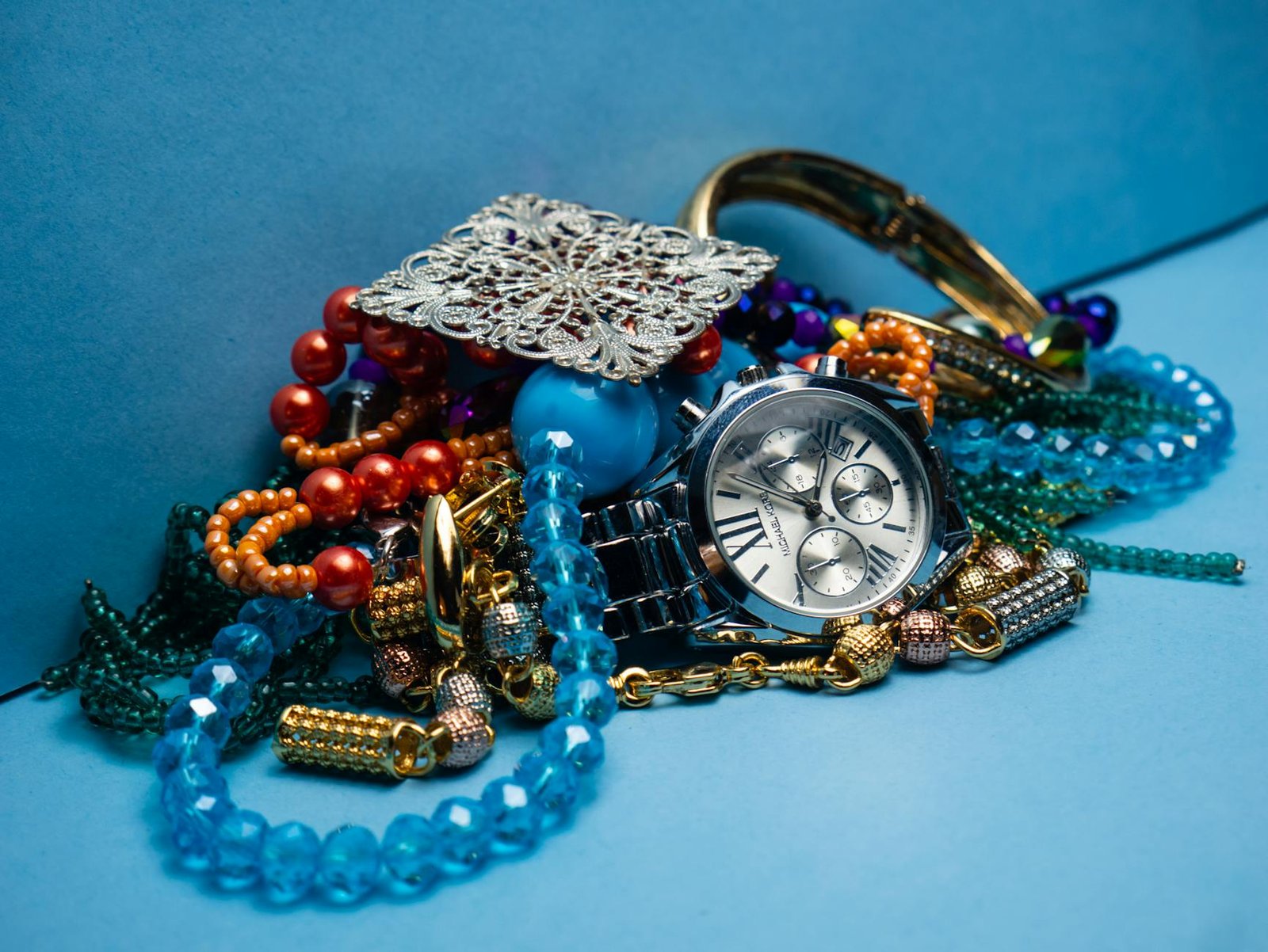 Statement jewellery and accessories with artistic design