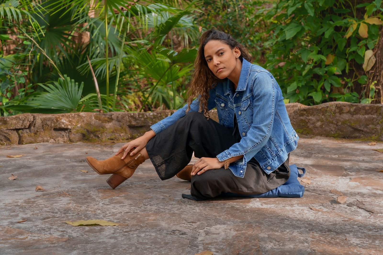 Fall transitional outfit women fashion denim jacket boots casual look
