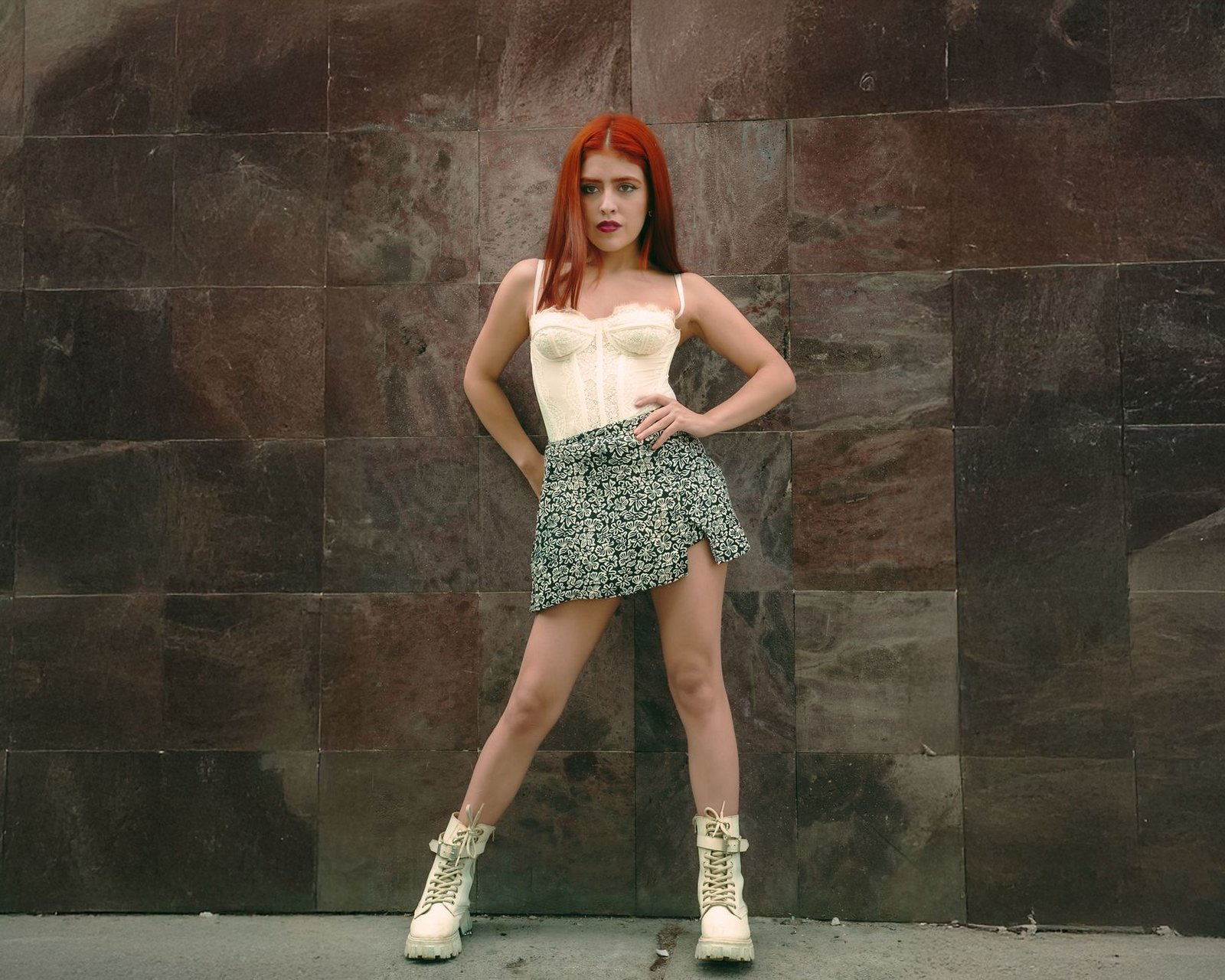 Fashionable redhead woman in CDMX posing in trendy outfit, exuding confidence and style.