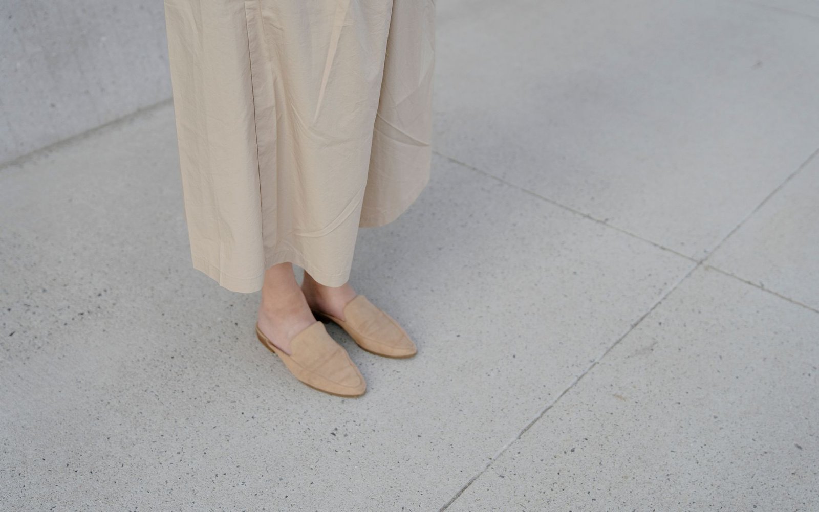 Chic everyday minimal outfit women fashion polished street style neutral