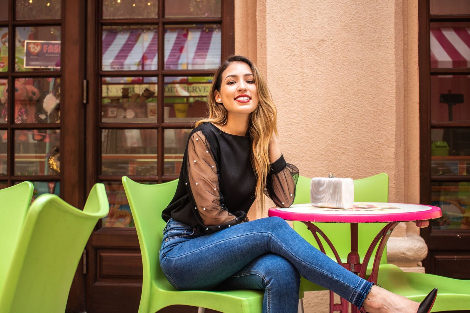 Coffee shop outfit women fashion jeans fitted top casual elegant