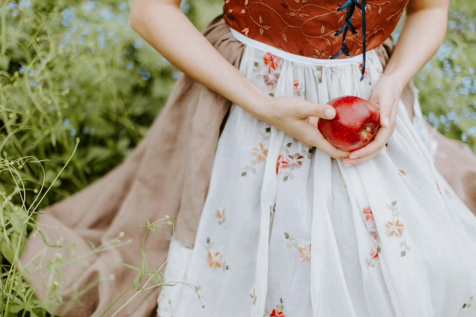Cottagecore Aesthetic Outfits: How to Dress the Romantic Rural Fantasy in 2026