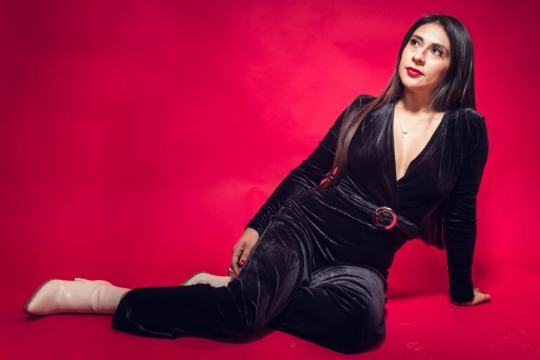 Dark Feminine Aesthetic Outfits: How to Dress the Mysterious, Powerful Style in 2026
