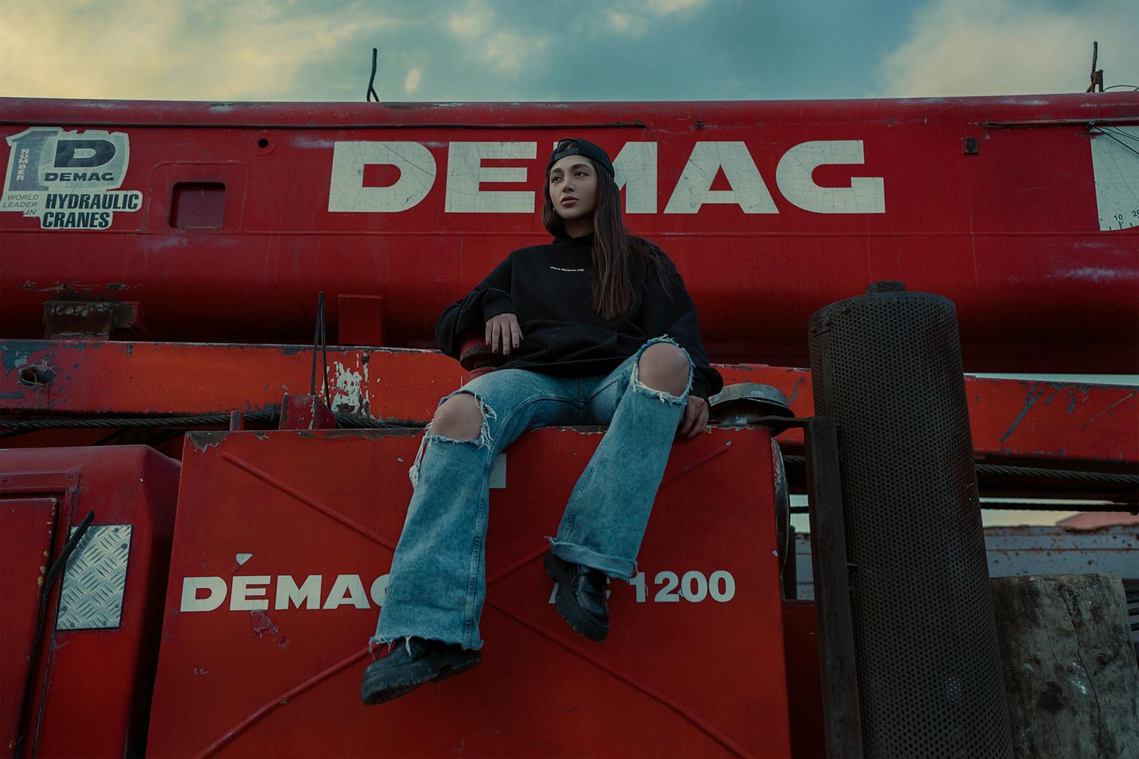Independent creative brand building community through fashion