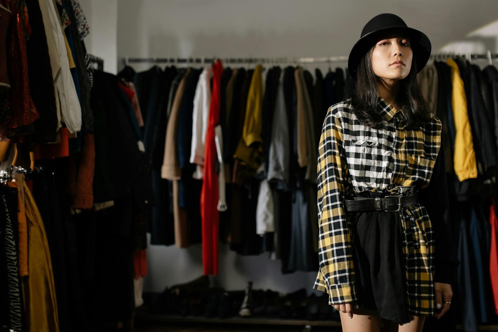 Second hand vintage fashion women street style minimal outfit