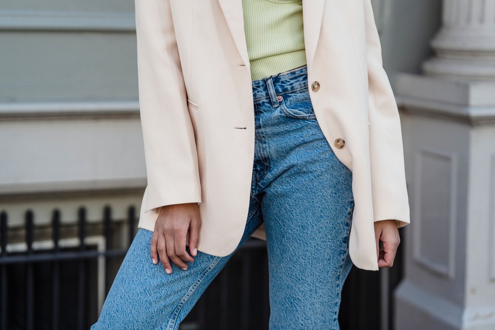 Casual chic outfit women fashion date night minimal jeans blazer