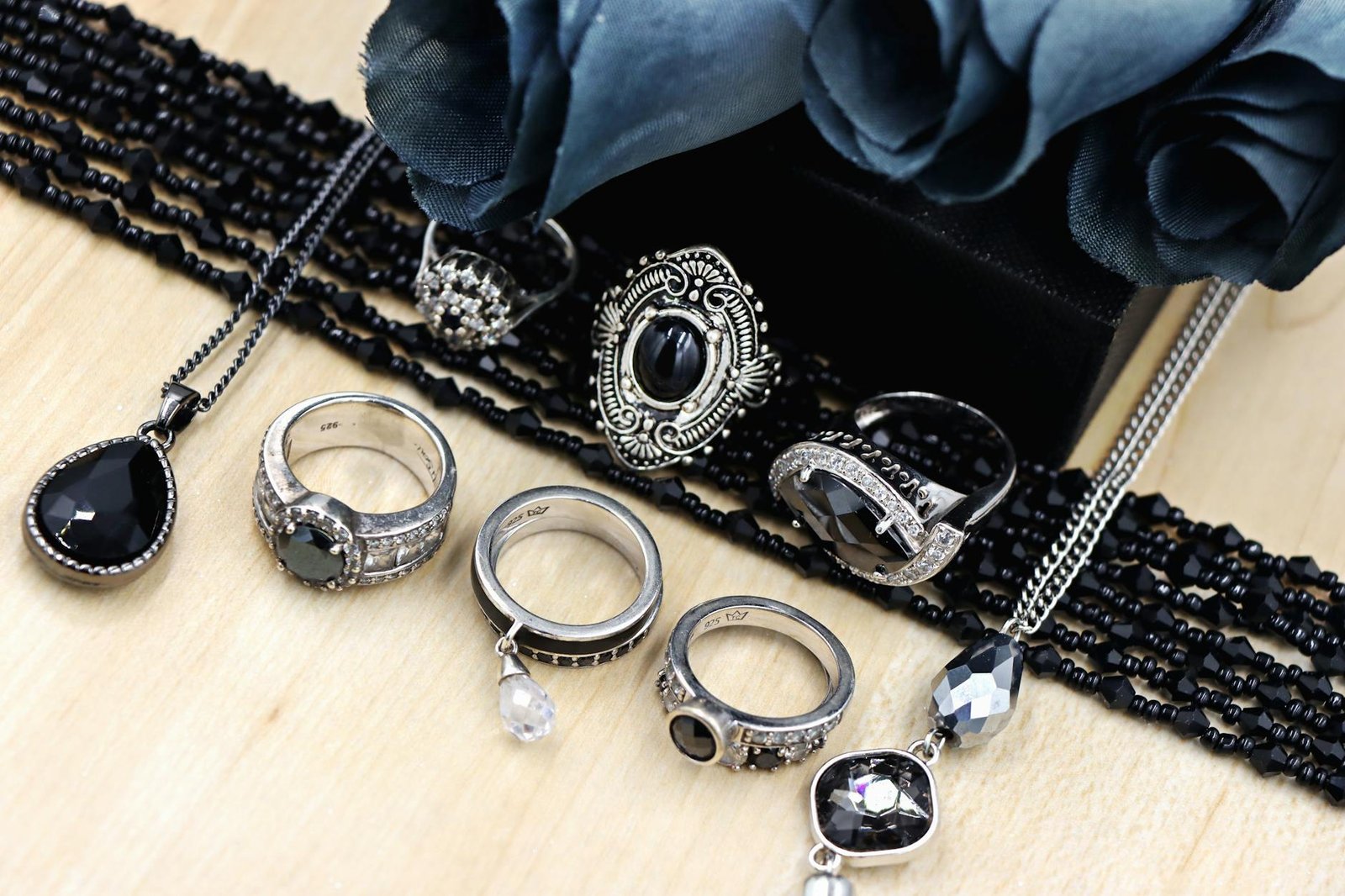 Goth aesthetic dark fashion silver jewellery black outfit