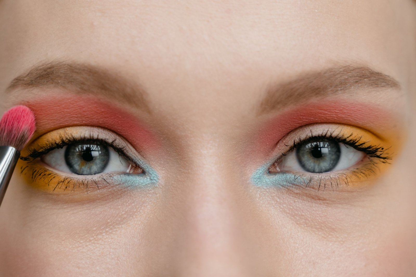 Gradient eyeshadow blended seamlessly from deep to light
