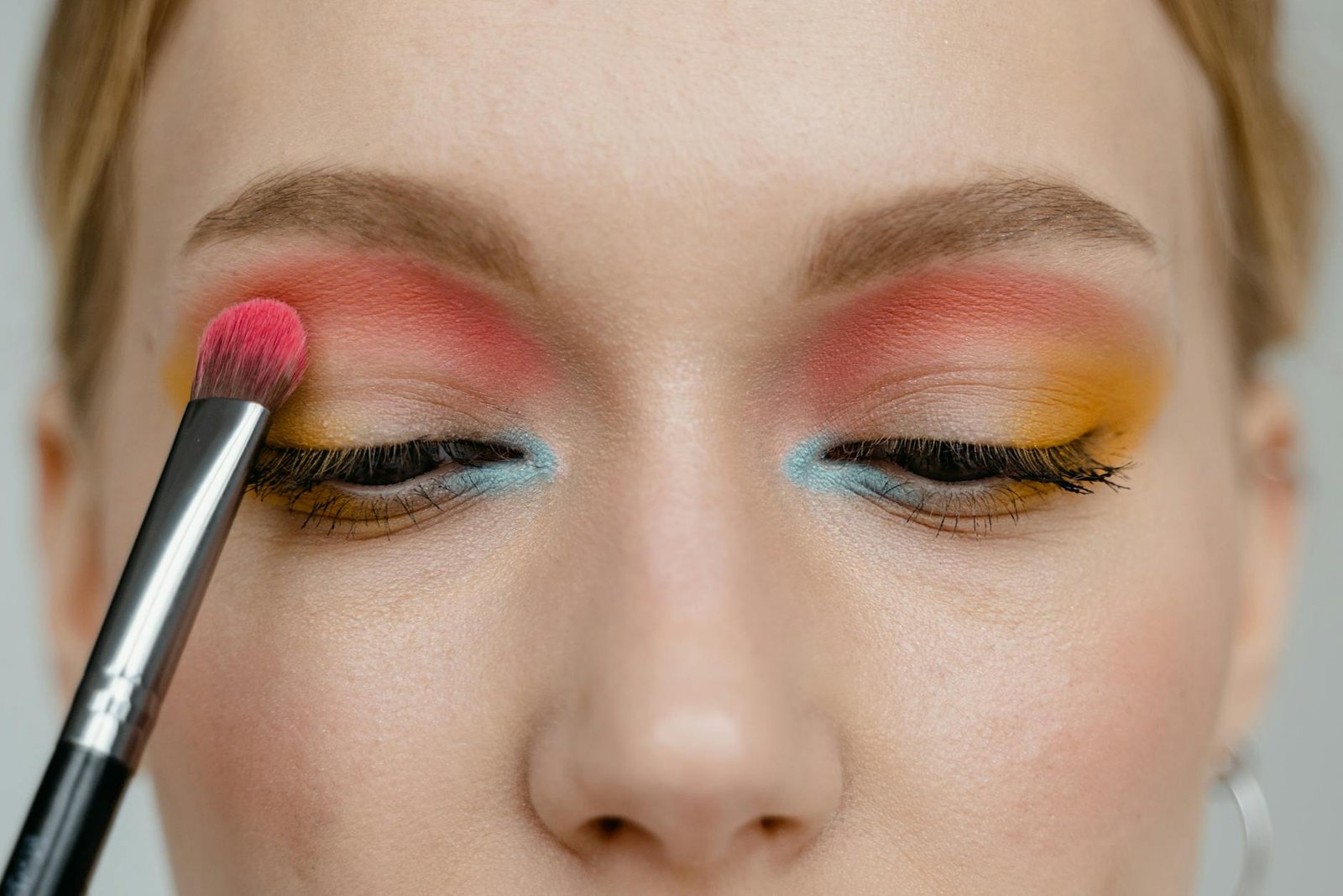 Sunset-inspired ombré eyeshadow in warm orange and gold tones