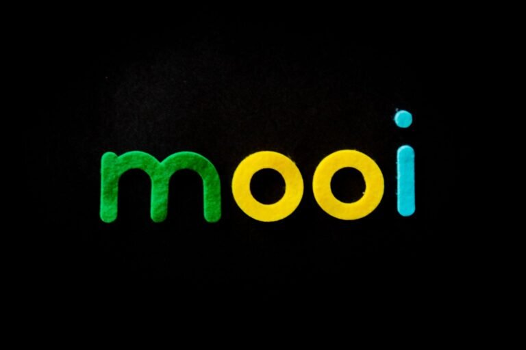 Gradient Typography in Brand Design: How Color Transitions Took Over Logos