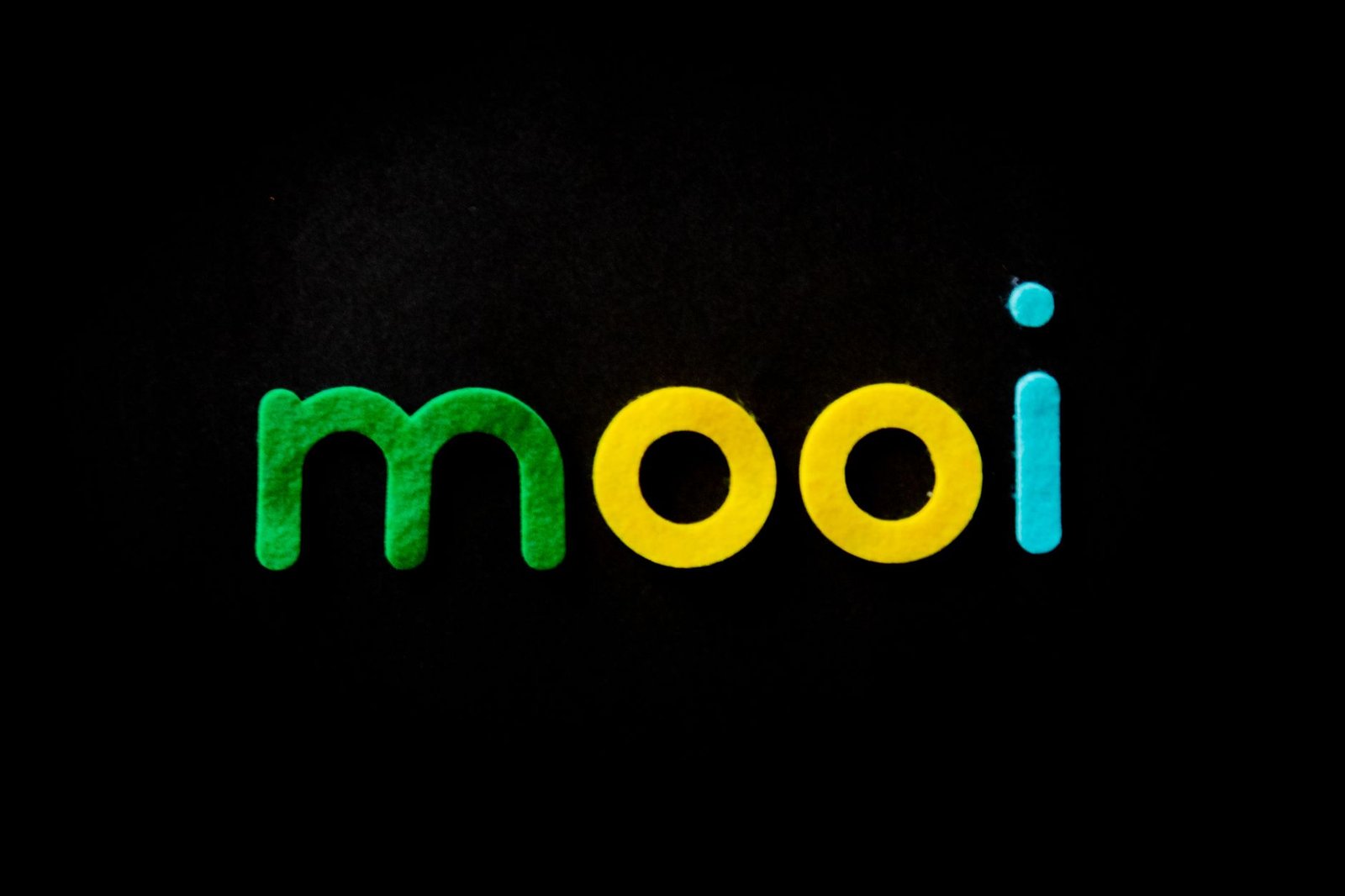 Gradient Typography in Brand Design: How Color Transitions Took Over Logos