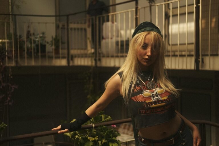 Grunge Aesthetic Outfits: How to Dress the Rebellious Anti-Fashion Look