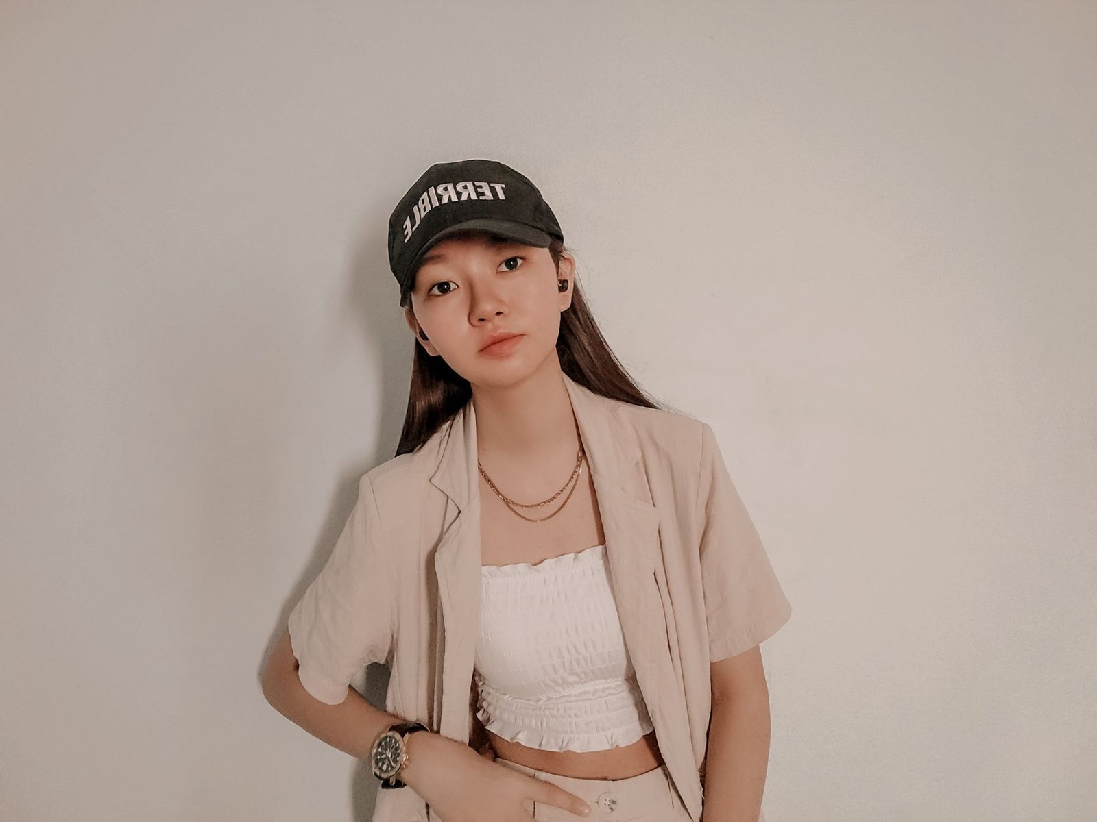 Clean girl baseball cap minimal neutral outfit fashion