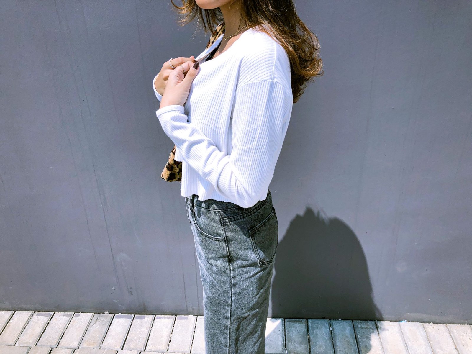 Loose jeans tucked white tee women fashion street style minimal casual