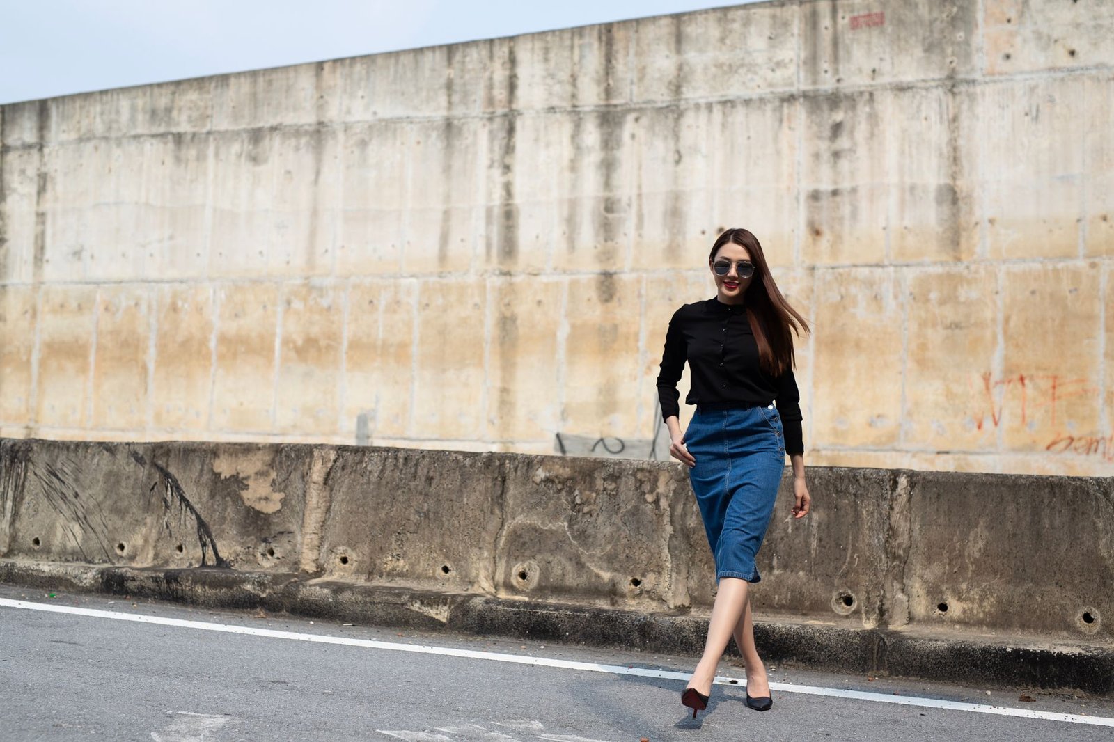 Colourful jeans simple fitted top women fashion casual chic outfit