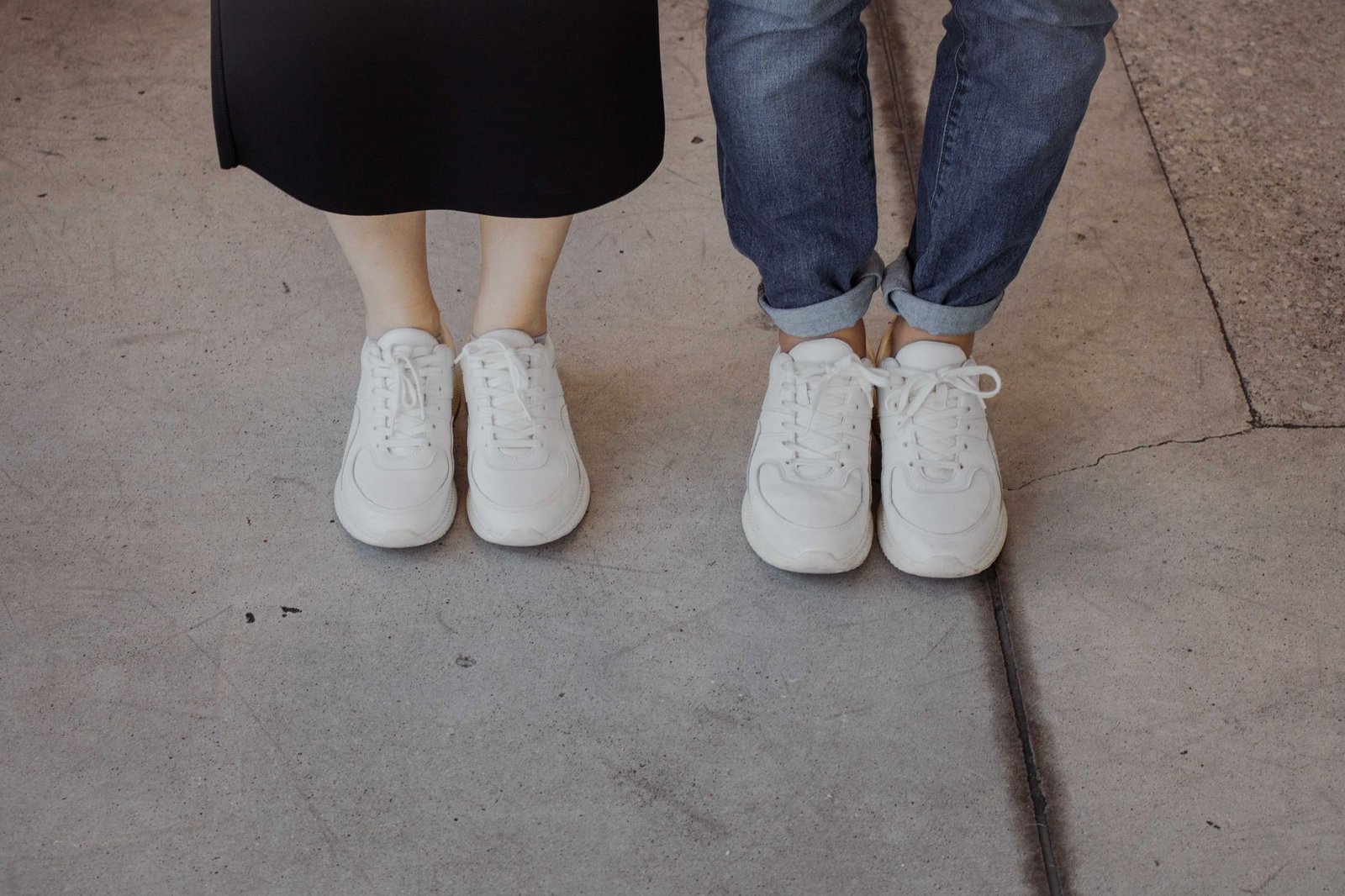 Chunky dad sneakers wide leg jeans casual fashion outfit