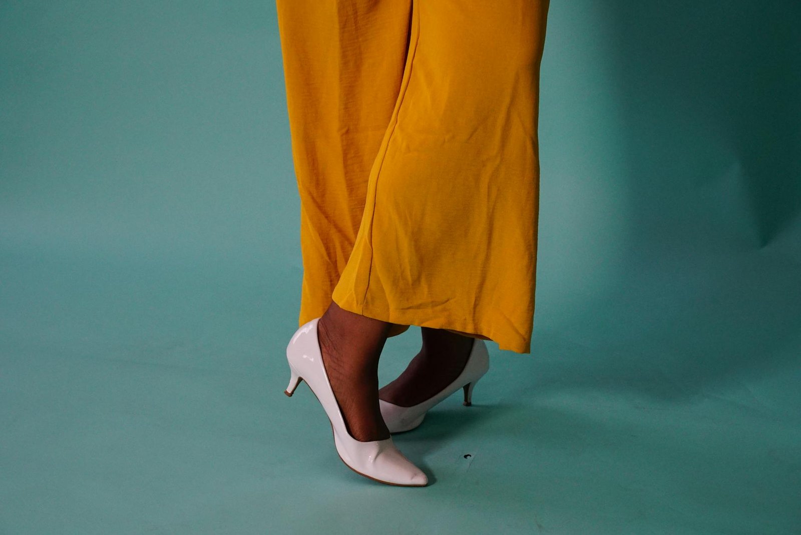 Pointed toe high heels fashion wide leg trousers outfit