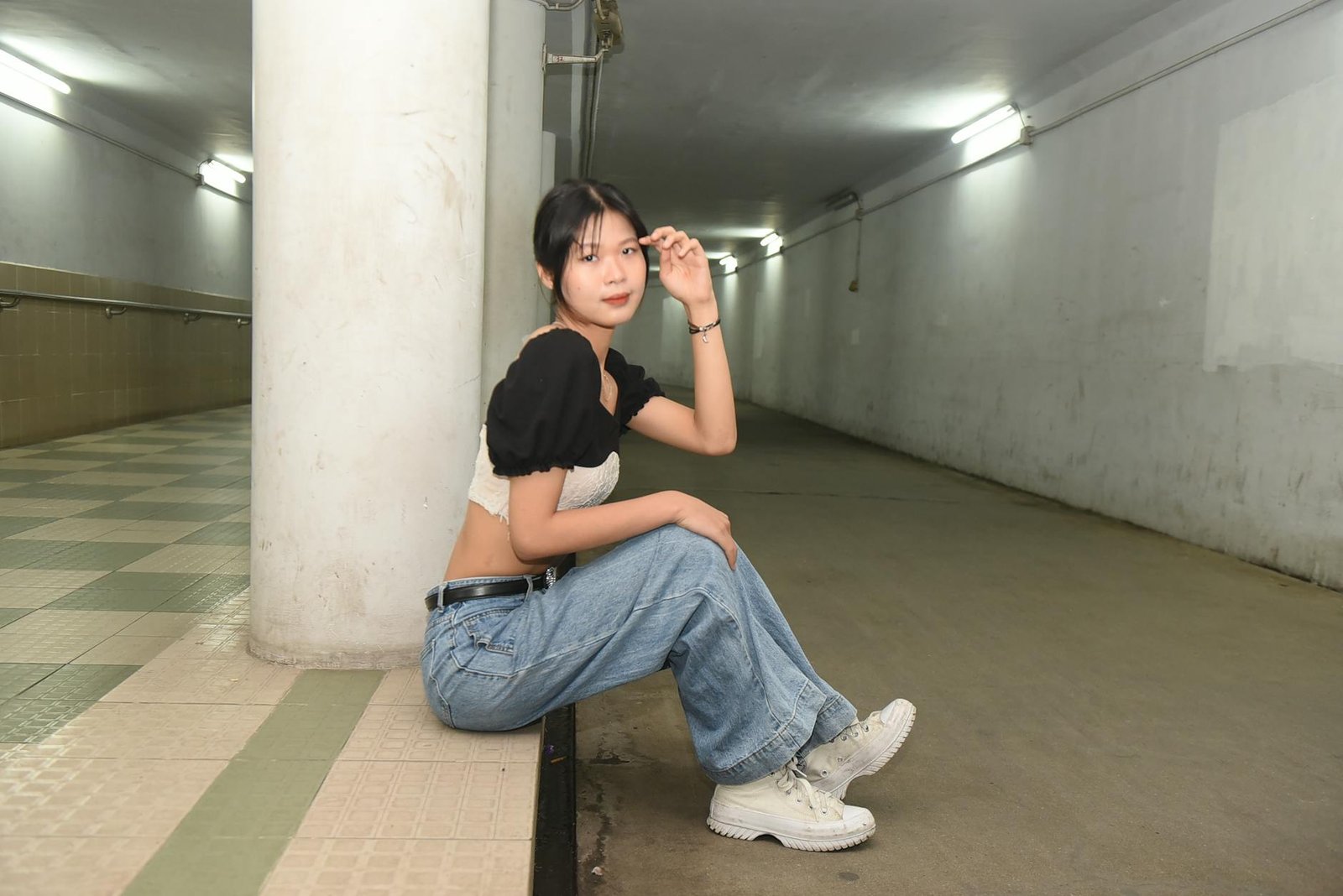 How to Style High-Waisted Jeans: Outfit Ideas for Every Body and Occasion