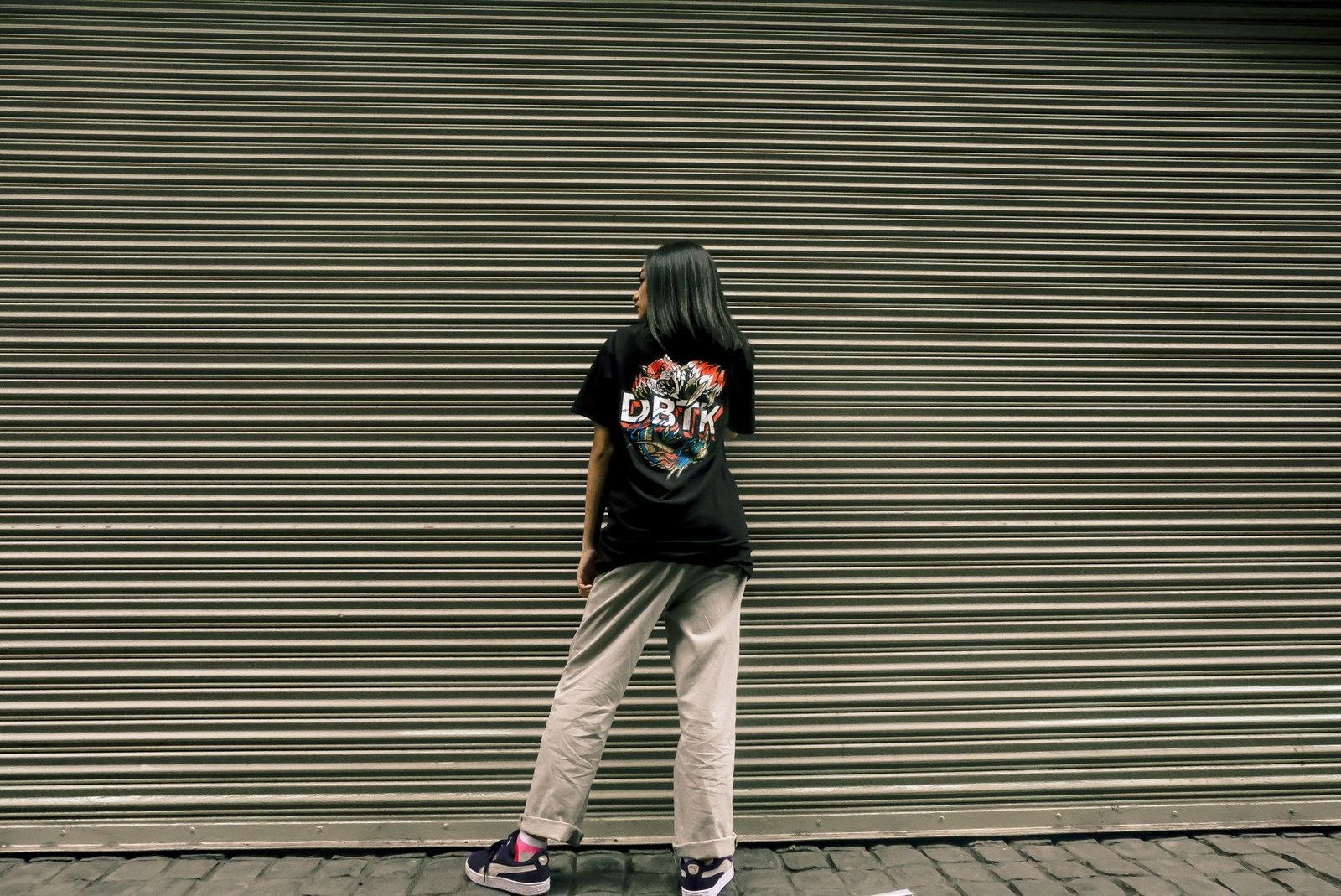 Joggers streetwear casual outfit oversized tee trainers