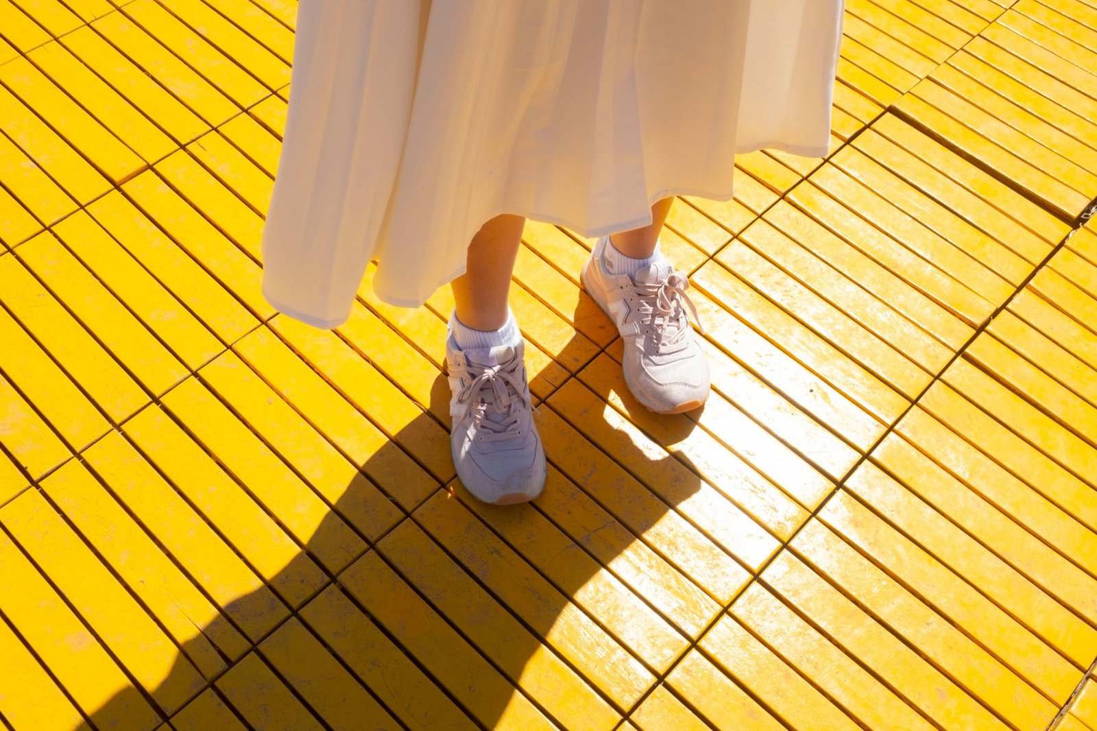 Maxi dress casual summer street style with trainers