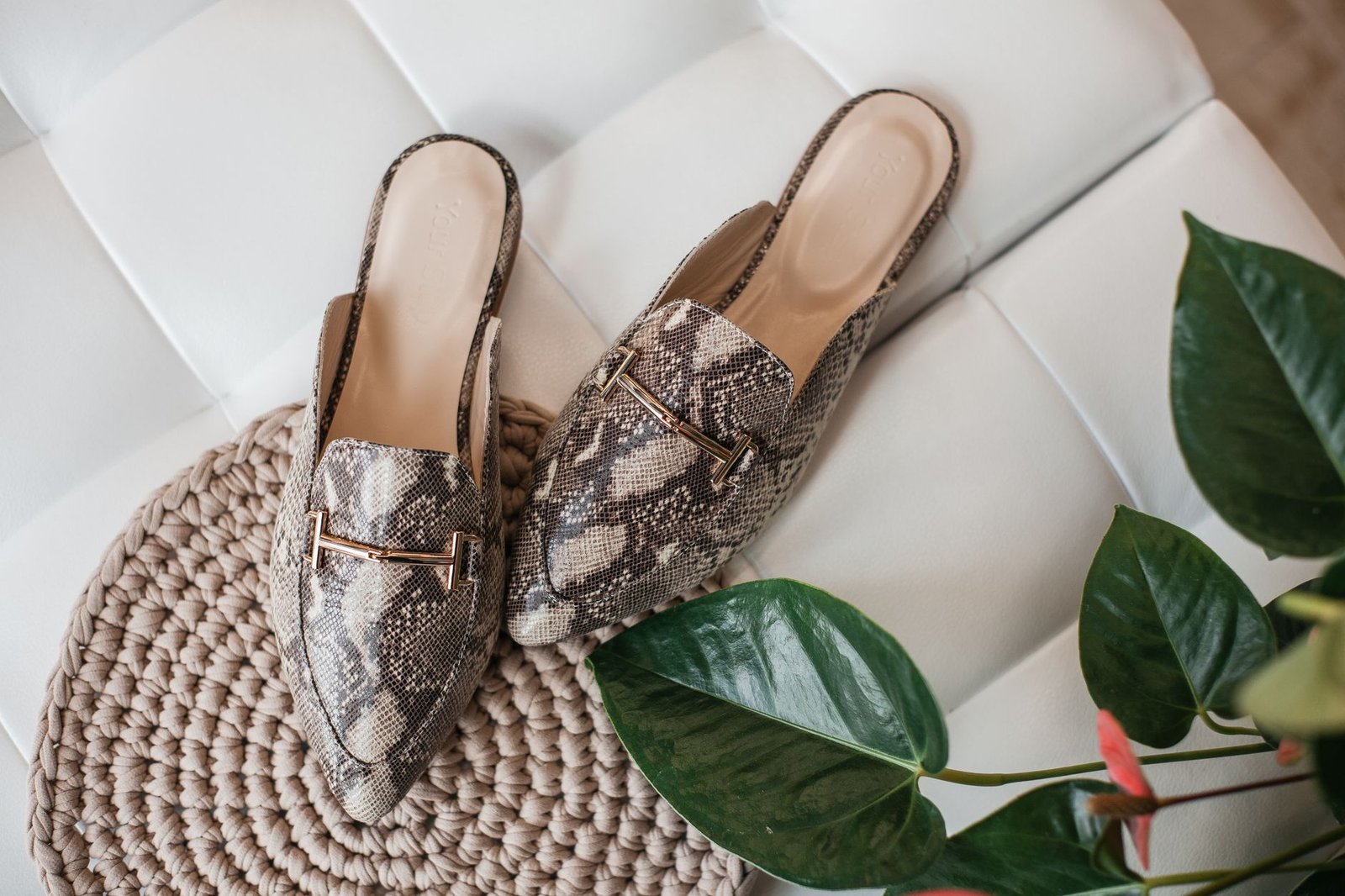 Flat mules straight jeans casual fashion minimal