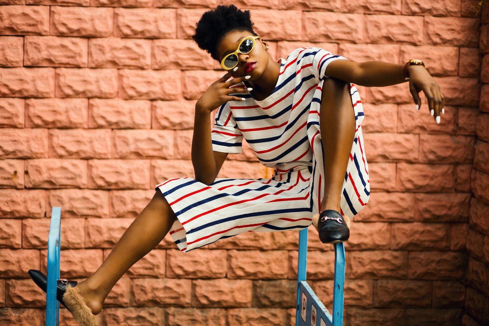 Bold stripe top outfit women fashion street style casual minimal