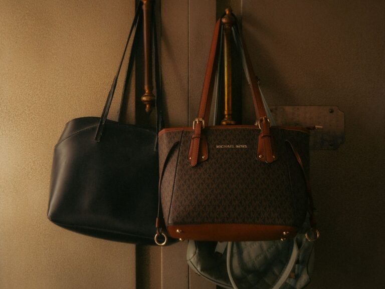 Tote Bag Outfit Ideas: How to Style a Tote Bag in 2026