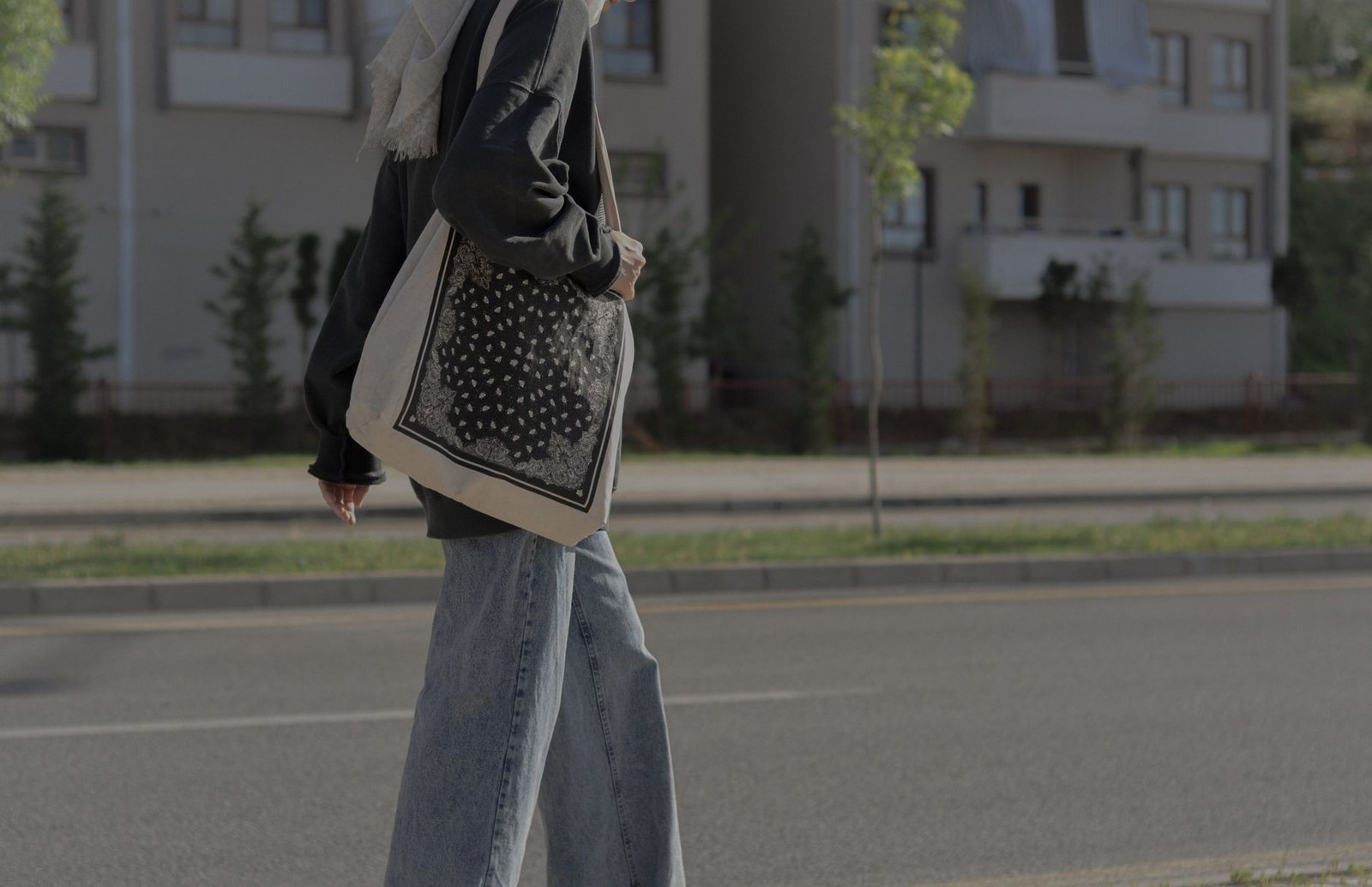 Tote bag casual outfit women fashion jeans top street style minimal