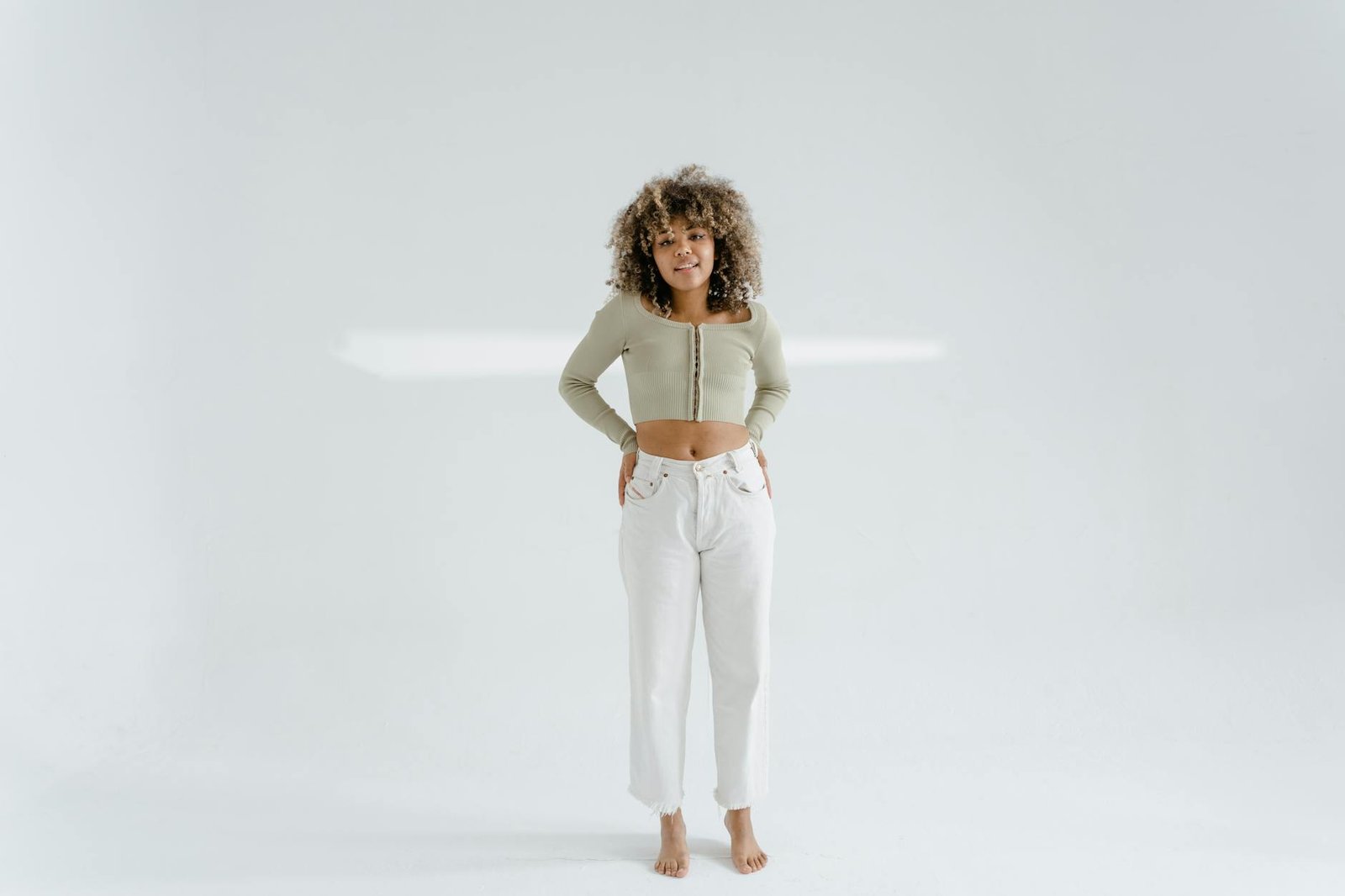 White jeans neutral minimal clean girl fashion style
