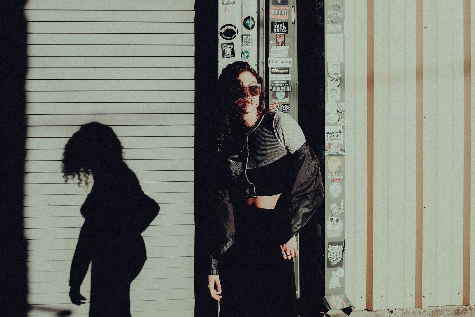 How to Style a Windbreaker: Streetwear Outfit Ideas for Women