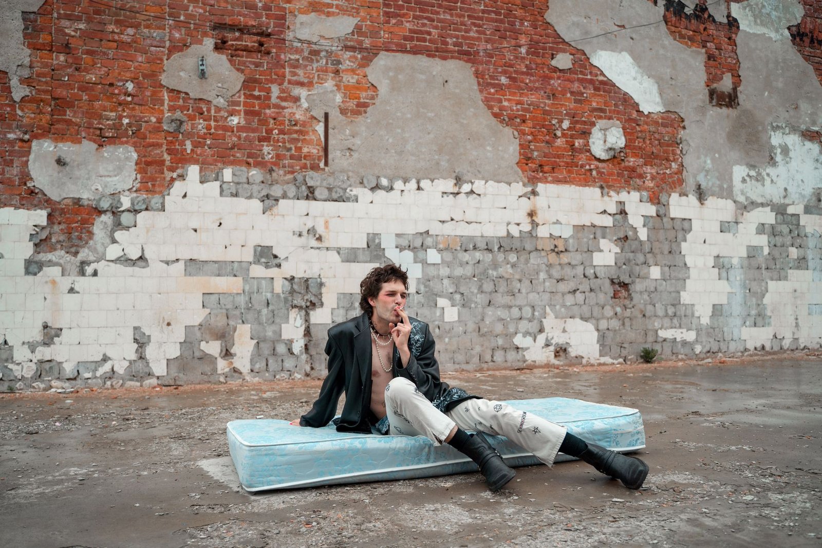 Indie sleaze fashion revival skinny jeans boots