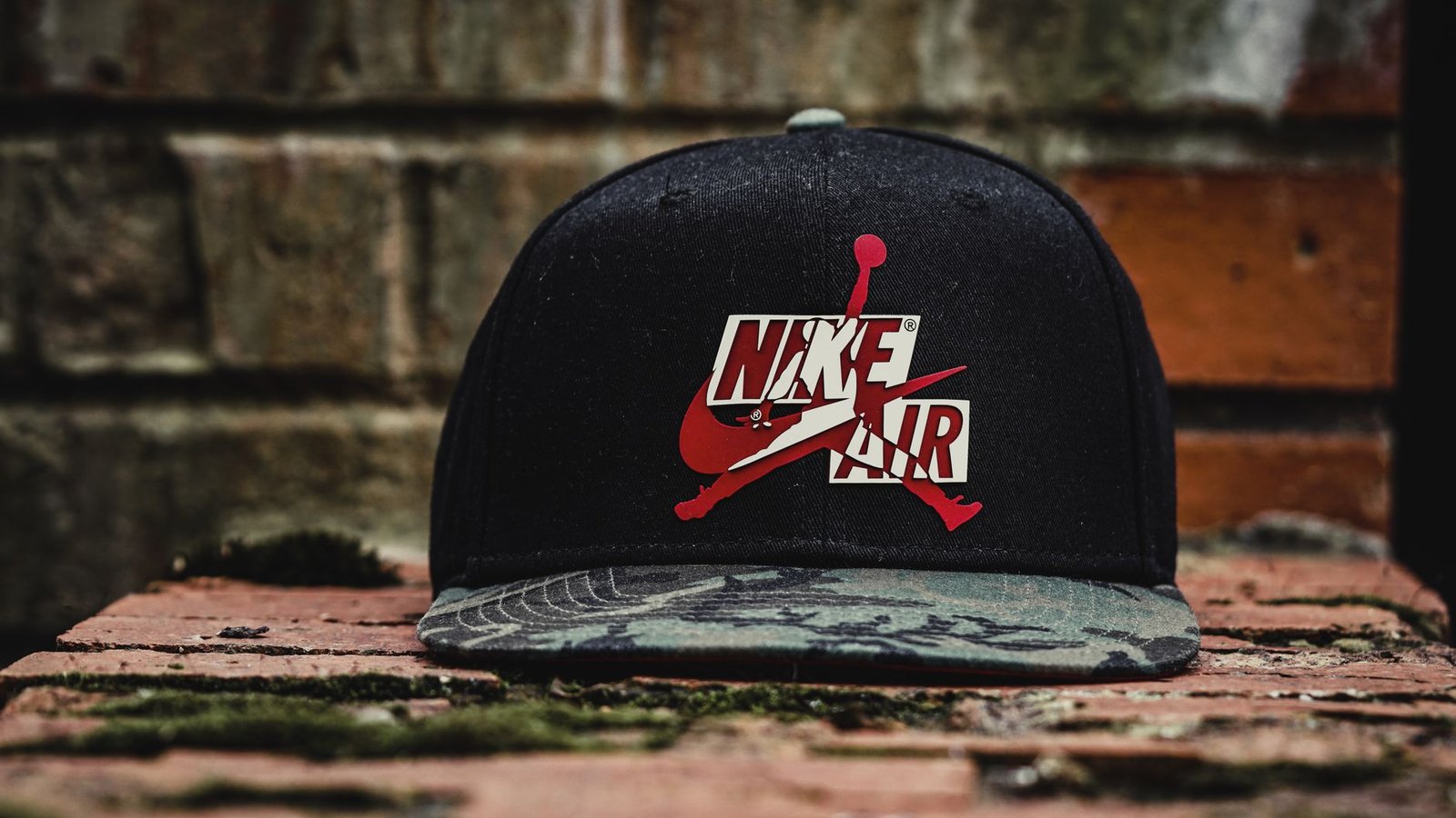 Snapback cap with brand logo streetwear look
