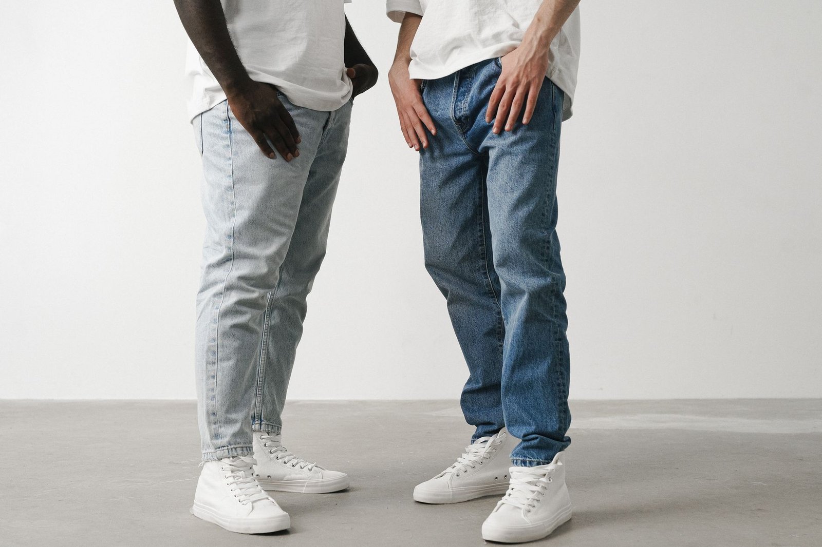 Straight-leg jeans with simple streetwear pieces