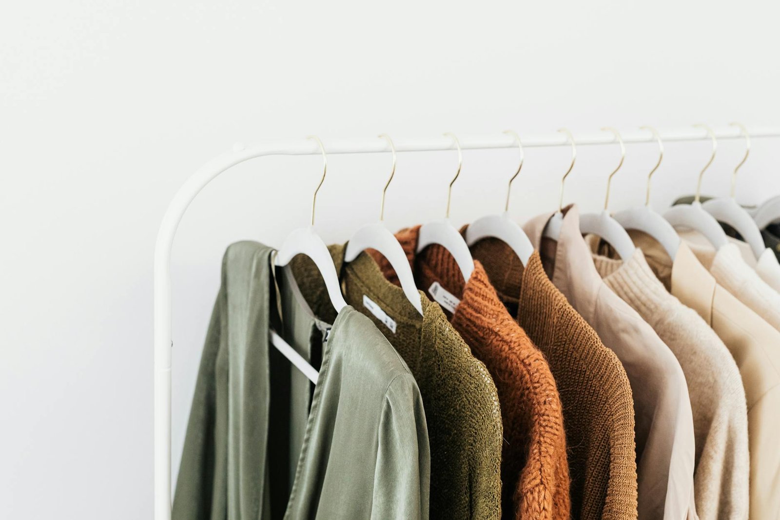 Capsule closet minimal fashion women neutral elegant clothes